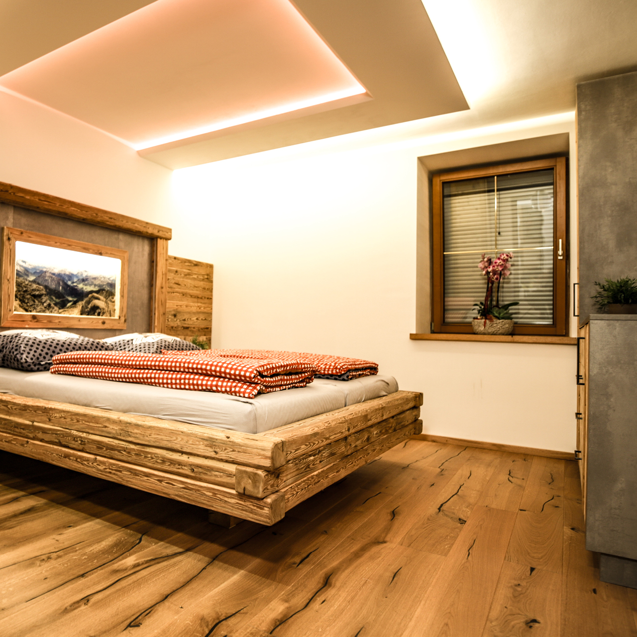 wolfplan-projekte-schlafzimmer-holz-rustikal-modern-bett-von-der-seite-1280x1280