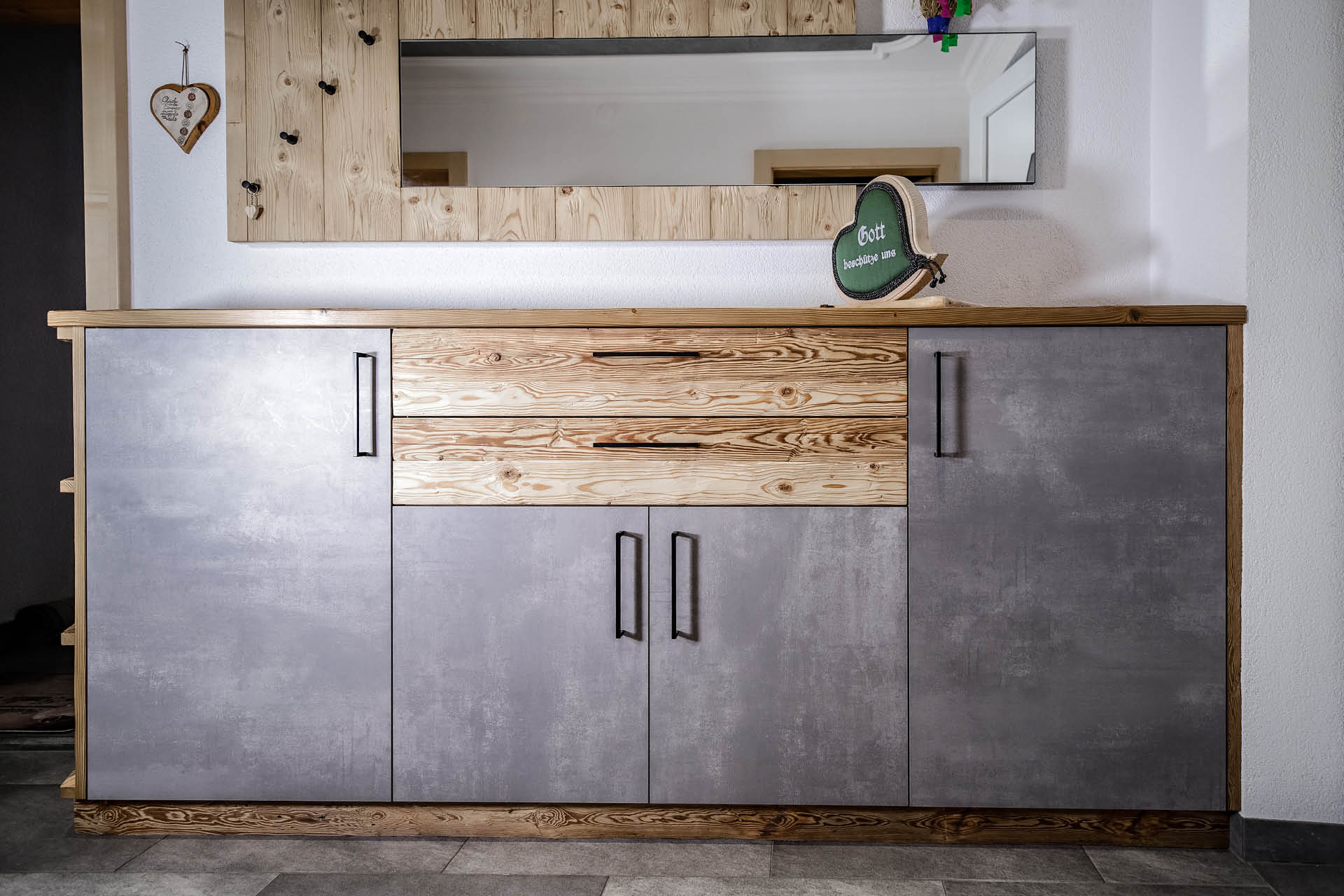 wolfplan-projekt-garderobe-kommode-altholz-betonoptik-1920x1280